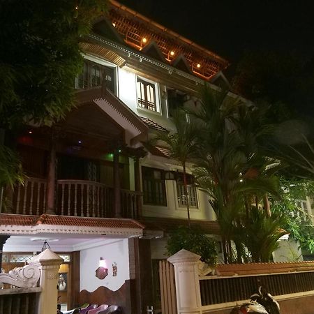Hotel White Rose Kochi Esterno foto