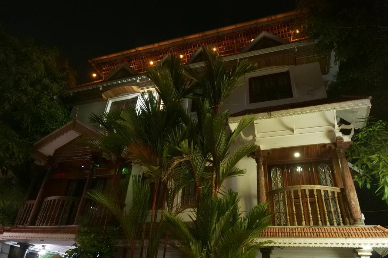 Hotel White Rose Kochi Esterno foto