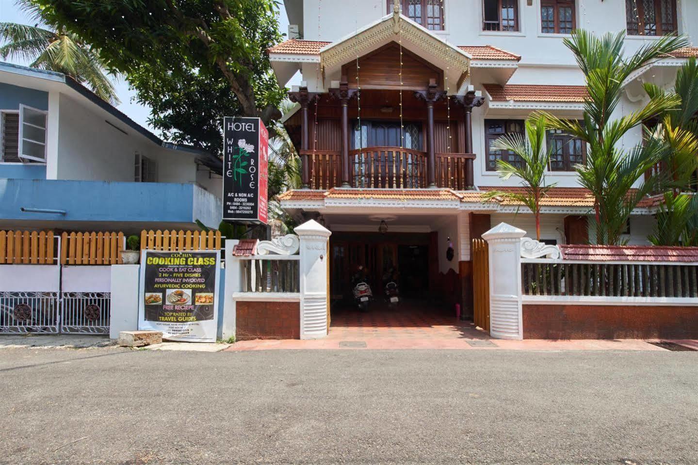 Hotel White Rose Kochi Esterno foto